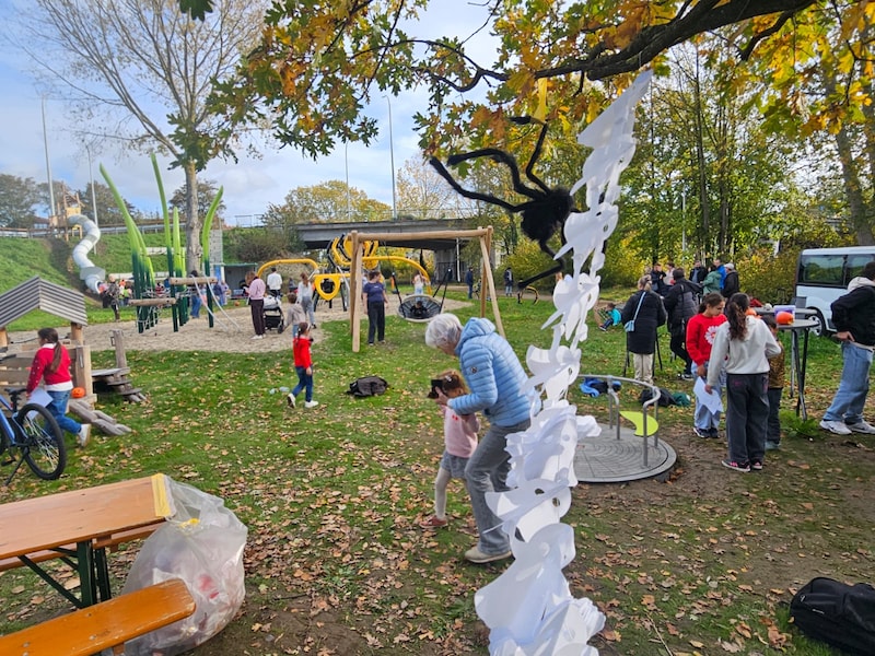 De opening van het nieuwe speelplein De Wespe aan de Centrumbrug in Izegem.