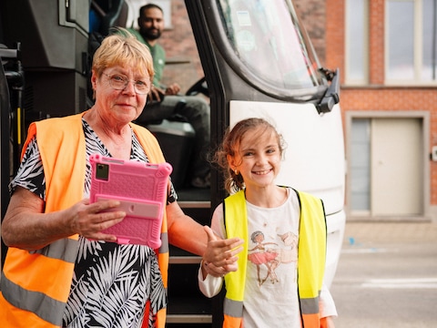 Emma-Maria (10) zit elke dag vijf uur op de bus voor 12 kilometer.