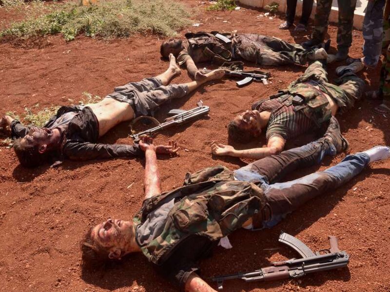 Gesneuvelde Syrische rebellen in Aleppo.