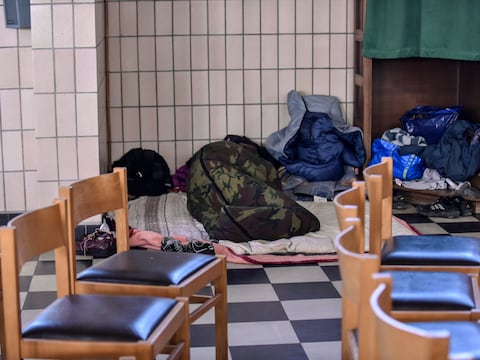 De pastoor stelde zijn kerk open voor vluchtelingen.