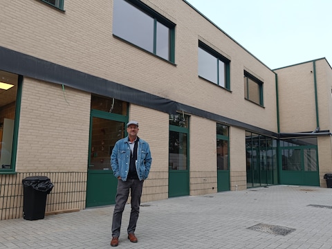 Directeur Luc Uylenbroeck is blij dat de leerlingen hun intrek kunnen nemen in het nieuwe gebouw. "Eén jaar geleden stond hier nog een klooster, nu een modern schoolgebouw. Ongelooflijk hoe snel het is gegaan."