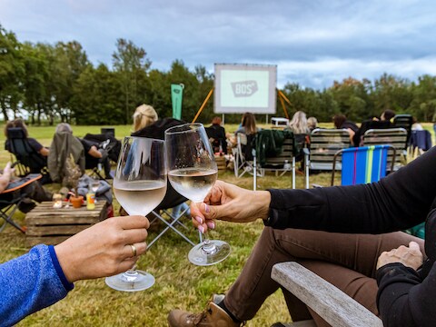 Themabeeld - Film in het Bos strijkt op zaterdag 22 augustus neer op camping Dennenbad in Schoten. Daar kan je gratis komen kijken naar ‘Mamma Mia!’ 