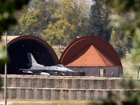 Een Turkse F-16 op de militaire basis van Adana, waar een Syrische gevechtspiloot zijn toestel aan de grond zou gezet hebben.