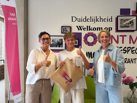 Adjunct-directeur Lieve Van Nieuwenhuyze en directeur Ilse Stroobants met 600ste leerling Tiebe Lenaerts.