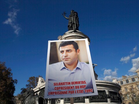 Koerdische demonstranten houden een portret op van HDP-leider Slahattin Demirtas in Parijs. Demirtas werd samen met co-voorzitter Figen Yüksekdag en zeven andere partijleden opgepakt.