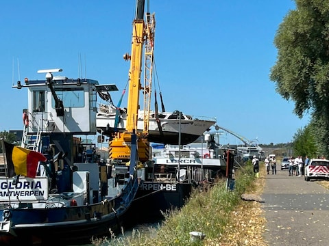 Op het Albertkanaal ter hoogte van de Hoogmolendijk in Schoten is een binnenschip over een plezierjacht gevaren. Het schip werd getakeld.