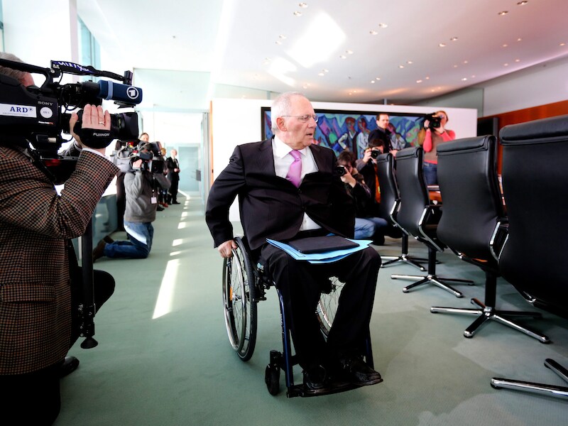 De Duitse financiënminister Wolfgang Schäuble zit sinds 1990 in een rolstoel na een aanslag op zijn leven door een geestelijk gestoorde man.