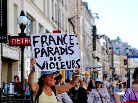 Illustratiebeeld. Demonstranten protesteren in Parijs tegen het seksueel geweld. “Frankrijk: paradijs voor verkrachters”, staat op een pancarte. (04/07/26)