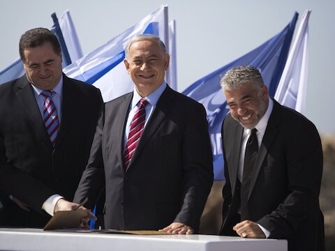 Netanyahu (midden) bij de opening van een nieuwe haven in Ashdod, gisteren.