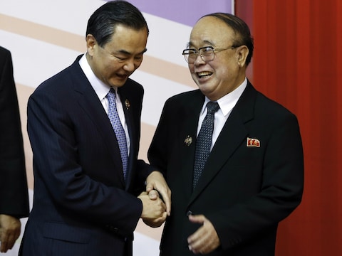 Pak (rechts) in Brunei met de Chinese minister van Buitenlandse Zaken Wang Yi.