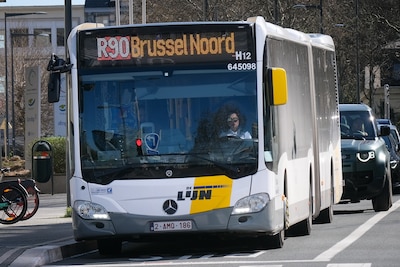 De Lijn haalt 86 elektrische bussen tijdelijk uit dienst na technisch probleem: morgen hinder verwacht in heel Vlaanderen