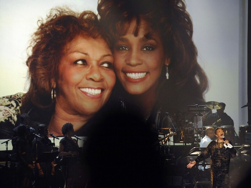 Cissy Houston zong als eerbetoon aan haar dochter op de BET Awards.