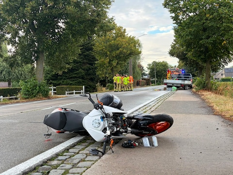 De bestuurster van de motorfiets raakte zwaargewond nadat ze onder de aanhangwagen van de zwarte bestelwagen terecht kwam.