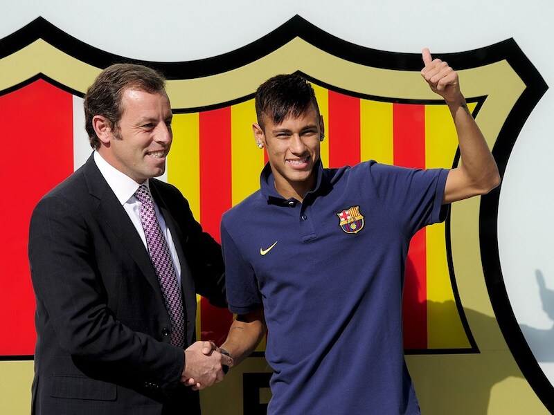 Neymar bij zijn voorstelling naast Sandro Rosell.