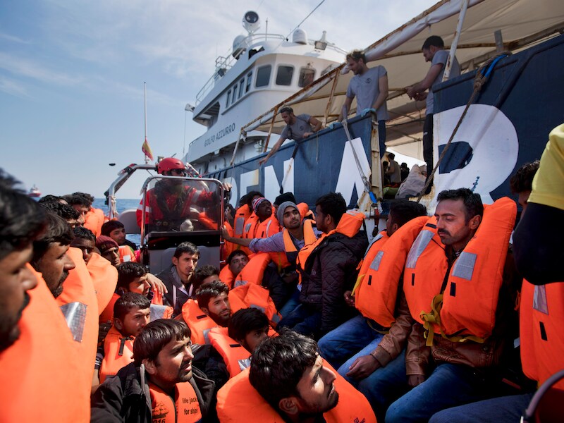 Migranten worden gered door de Libische kustwacht eerder deze maand