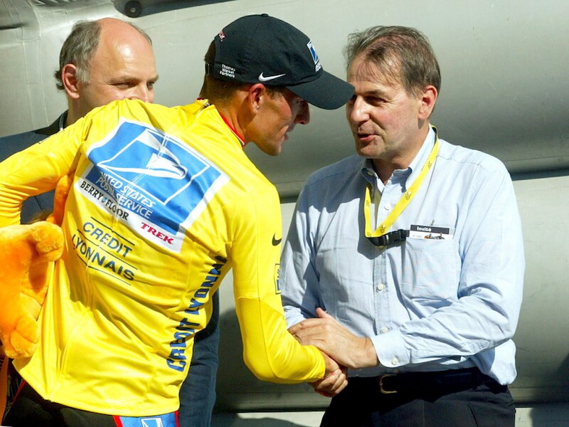 Jacques Rogge met Lance Armstrong tijdens de Tour van 2003.