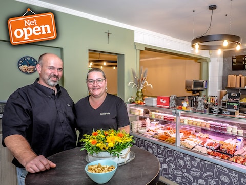 NET OPEN. Kris (48) en Annabelle (45) ruilen krantenwinkel in voor frituur in Sint-Henricus: “We misten elkaar te veel”