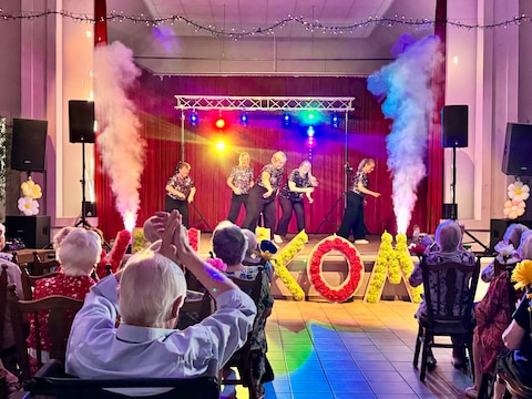 Met een heleboel plezante optredens zorgden de medewerkers en vrijwilligers van wzc De Dennen voor een geslaagd Dennenfestival. De bewoners genoten met volle teugen 