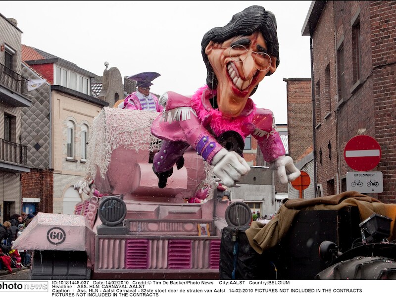 Een praalwagen van Elio Di Rupo in de stoet van vorig jaar.