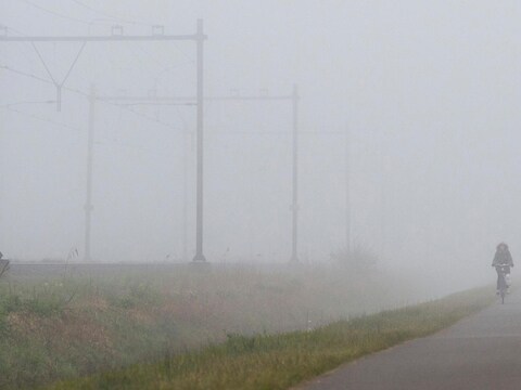 Opklaringen en lokaal nevel of mist in Tremelo in de nacht