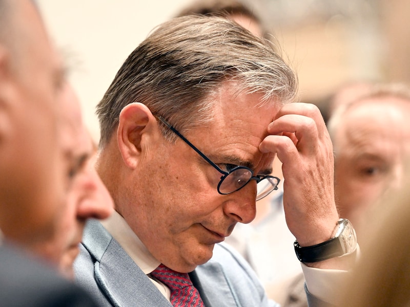 Vakbonden en werkgevers waarschuwen: “Als regering blijft besparen, wordt het moeilijk om pensioenen en uitkeringen correct te betalen”