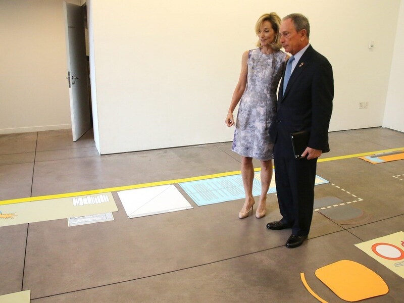 Michael Bloomberg op het grondplan van een miniappartement.