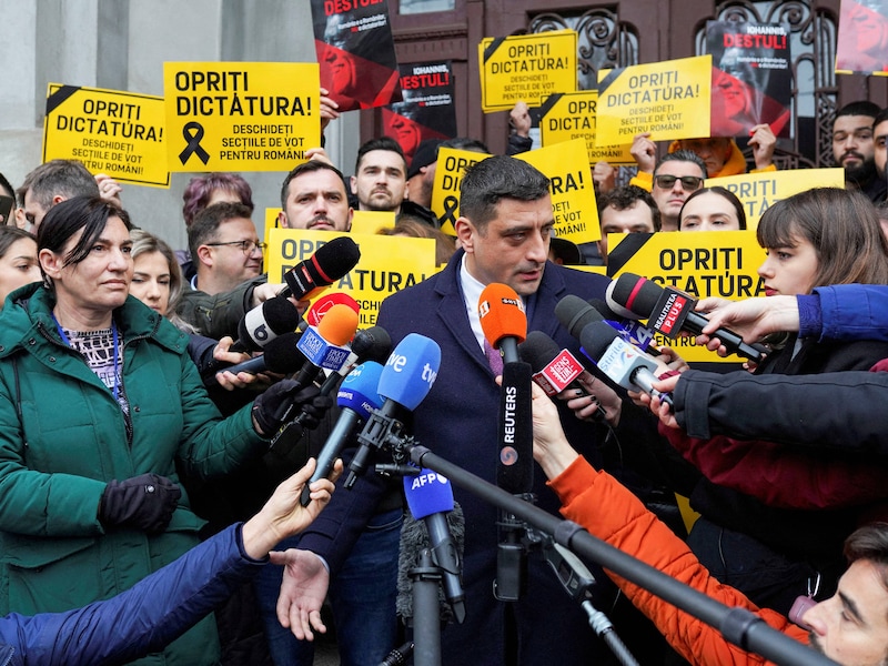 “Stop de dictatuur”, stond op pamfletten toen George Simion de pers toesprak na de geannuleerde presidentsverkiezingen in november.