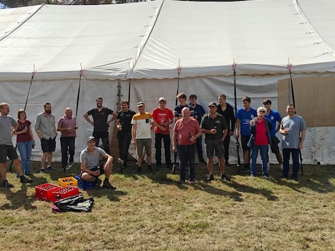 Het team dat de tent bij het kasteel van Merkem opzette