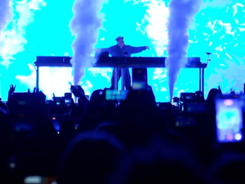 KIJK. 8.000 feestvierders dansen samen in abdij van Maredsous op technobeats van Portugese dj-priester