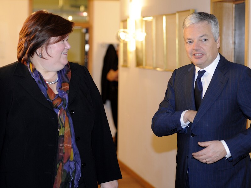 Minister van Buitenlandse Zaken Reynders vraagt de Europese Commissie om de Zwitserse quota te evalueren.