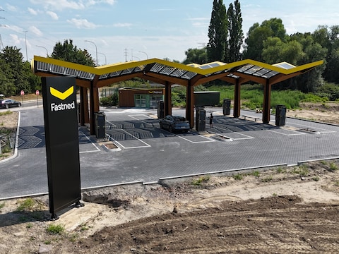 Het nieuwe Fastned-snellaadstation langs de Humaniteitslaan in Drogenbos.