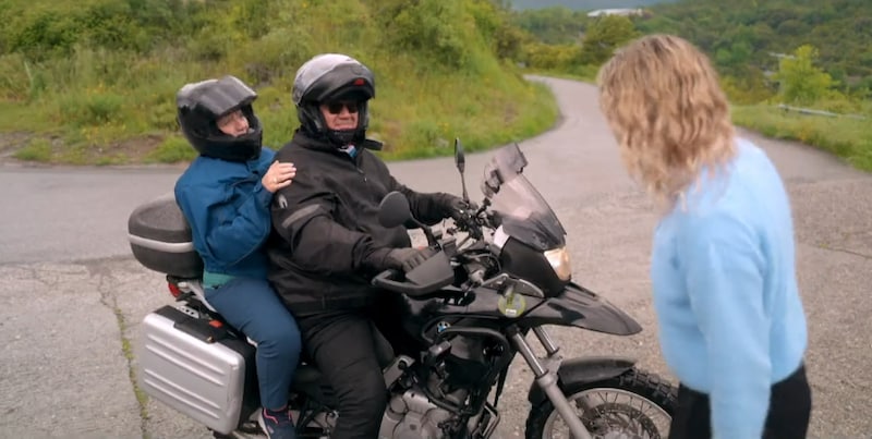Anne y Ronny en citas en coche.