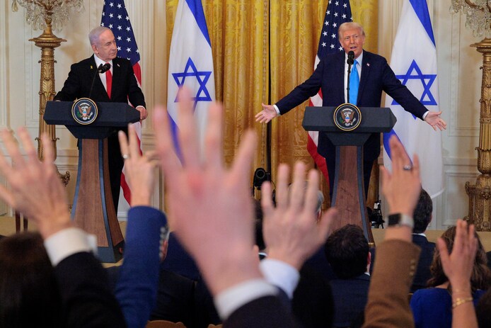 De Israëlische premier Benjamin Netanyahu en de Amerikaanse president Donald Trump op de persconferentie in het Witte Huis.