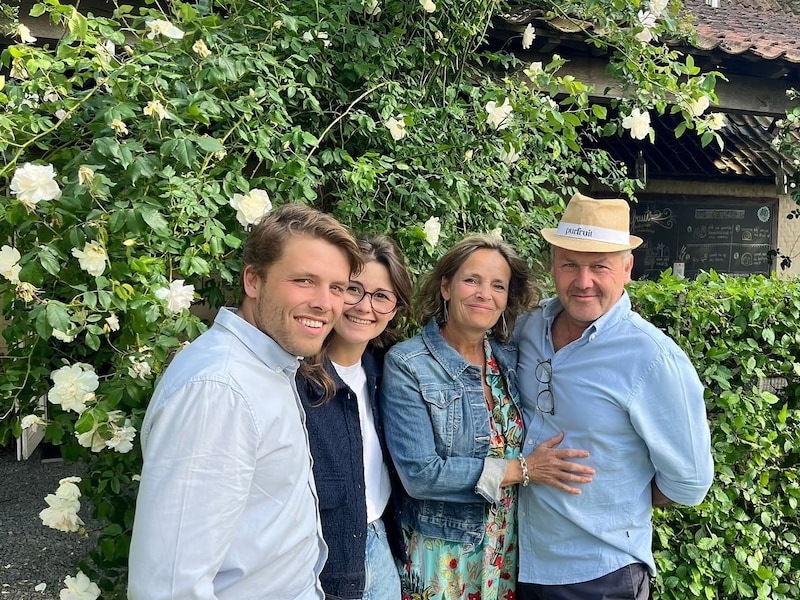 Juul, zijn vriendin Chiara, Nele Deweerdt en Bart Van Parijs runnen zelfpluktuin Purfruit.