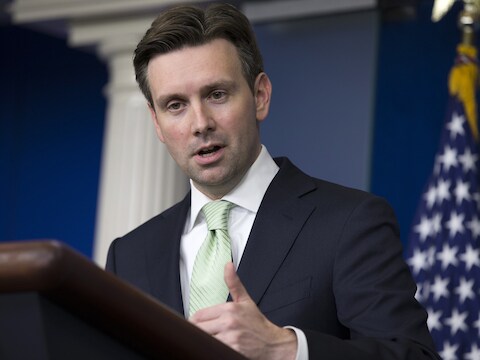 Josh Earnest, woordvoerder van het Witte Huis, noemde het "een welgekomen ontwikkeling" dat het Belgische parlement het licht op groen zette om zes F-16's naar Irak te sturen.