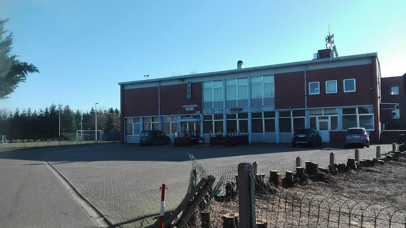 Het nieuwe ontmoetingscentrum zal bestaan uit een ruime polyvalente zaal met volledig uitgeruste keuken en toog. De zaal kan opgesplitst worden in kleinere units, zodat er voldoende diverse vergaderlokalen zijn.