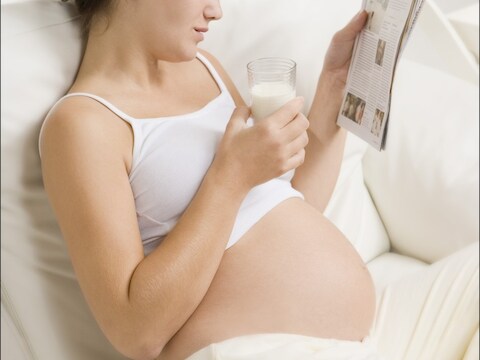 Zwangere vrouw die gedwongen wordt om abortus te plegen, nadat ze foutief acnémedicijn voorgeschreven kreeg