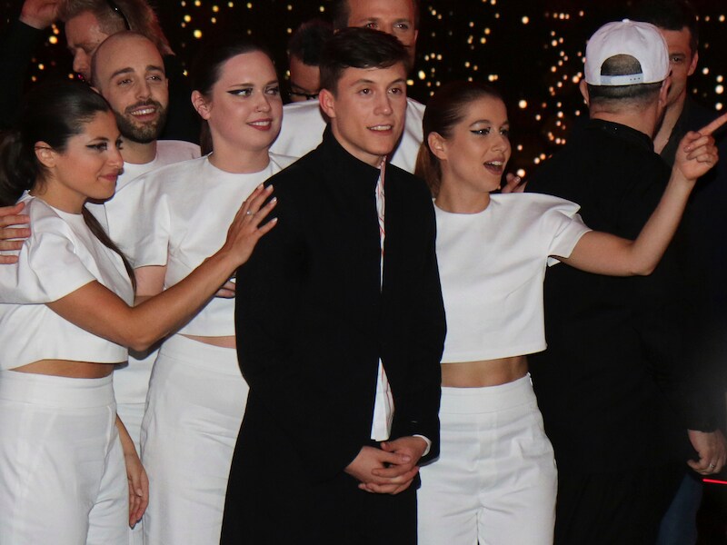 Loïc Nottet en de achtergrondzangeressen vieren in de Green Room.