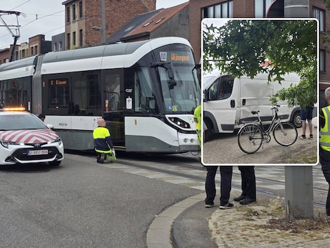 De tram kwam naast de sporen terecht in Hoboken. Ook de bestelwagen liep forse schade op. 