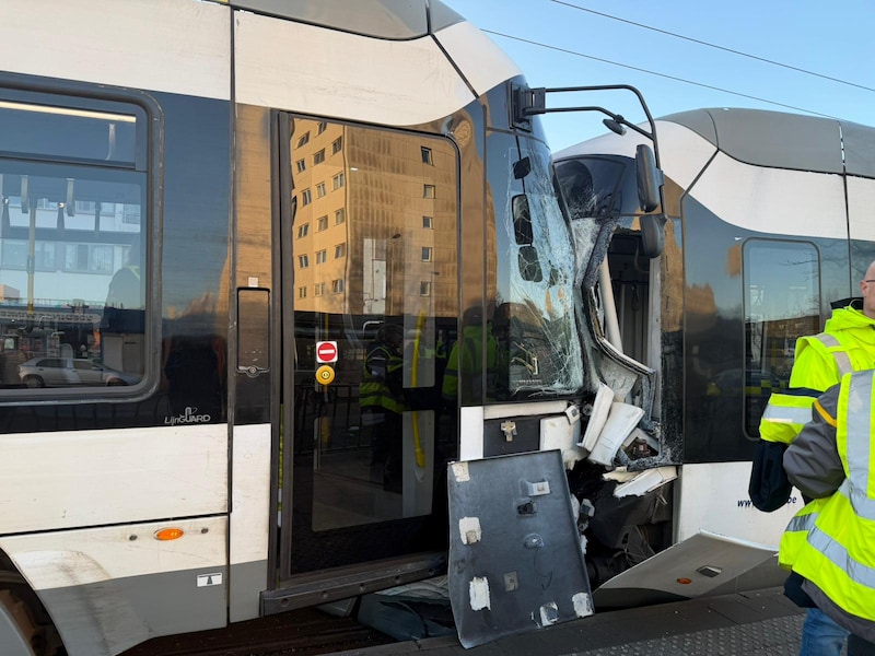 De politie spreekt over een kop-staartaanrijding.