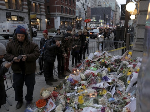 Mensen leggen bloemen neer bij het huis van David Bowie in Manhattan in New York.