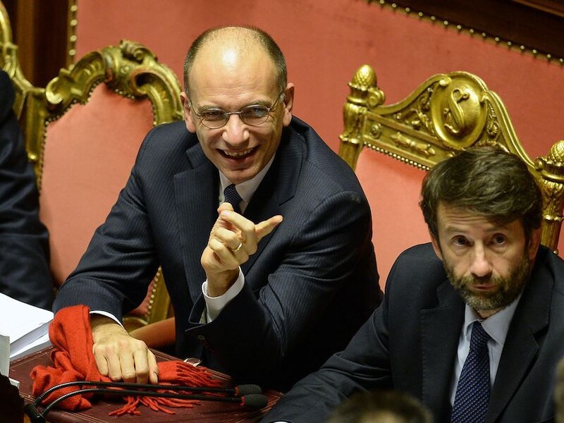 De Italiaanse premier Enrico Letta (links) gisteravond vlak voor de cruciale stemming.