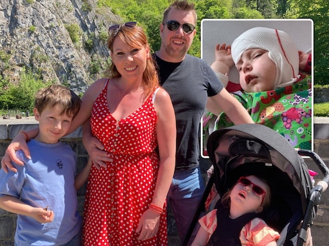 Broertje Jax, mama Kathleen Claessen en papa Rudy Geysemans met Rey in de buggy. Inzetfoto: Rey onderging in totaal al 19 operaties, waarvan 16 aan de hersenen.