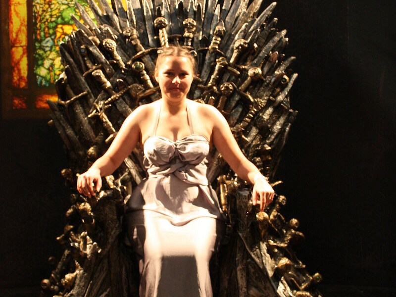 Tirza Schouten in haar zelfgemaakte 'Khaleesi-jurk' op de IJzeren Troon uit de serie Game of Thrones
