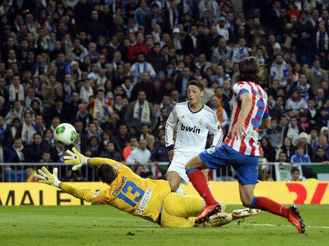 Dé save van de match: met een ultieme duik houdt Courtois de Duitser Özil van de 2-2.