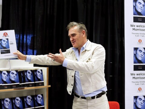 Morrissey prijst zijn autobiografie aan tijdens een signeersessie in Zweden.