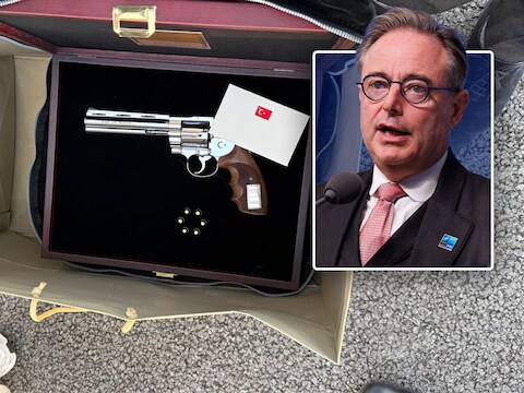 Links: het wapen, nadat het werd ontdekt in Melsbroek. Inzet: Premier De Wever in Ankara. 
