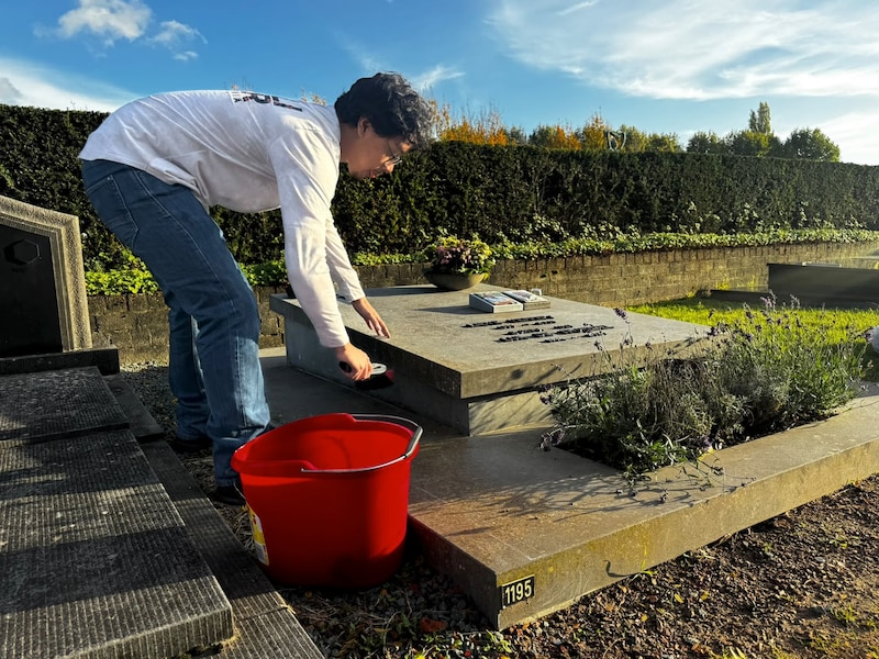 Student Aaron Dien Andrade aan het werk op de begraafplaats van Boom 