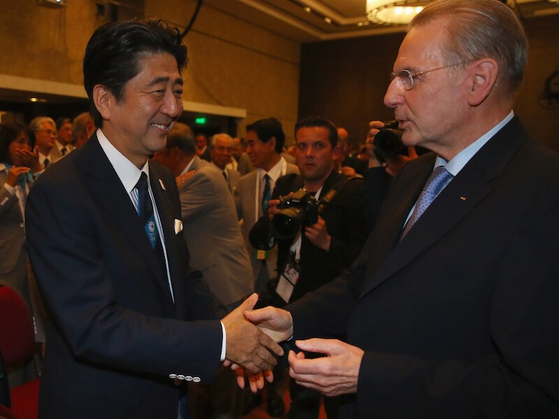 Premier Abe (l) schudt de hand van IOC-voorzitter Jacques Rogge.