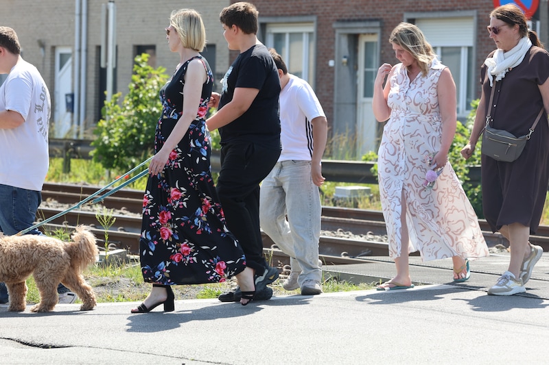 Leerkrachten, leerlingen en nabestaanden wandelen samen naar de plek van het ongeval.